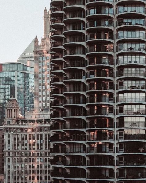 🌆 WeWork views (⊙_⊙) 📸 @toriamia #yankeehotelfoxtrot Chicago Pictures, Sears Tower, Chicago Architecture, Chicago City, Iconic Buildings, The Windy City, Downtown Chicago, American Cities, City Photography