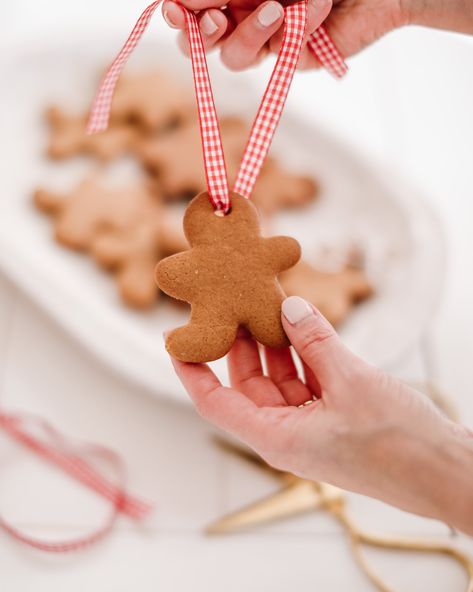 Gingerbread Ornaments Recipe, Diy Gingerbread Ornaments, Gingerbread Ornaments Diy, Gingerbread Salt Dough, Fraiche Living, Diy Popcorn, Diy Gingerbread, Gingerbread Dough, How To Make Gingerbread