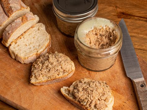 One of the simplest forms of charcuterie, this traditional French potted meat showcases pork fat at its very best. Rillettes Recipe, Brunch Lunch Ideas, Maine Recipes, Cooking Class Ideas, Classic French Recipes, Osso Buco Recipe, Saveur Recipes, Traditional French Recipes, Hors Doeuvres