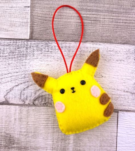 Pikachu Ornament, Totoro Toy, Christmas Tree Ornaments Felt, Pokemon Ornaments, Fox Felt, Felt Bear, Pokemon Diy, Baby Mobil, Cute Christmas Decorations