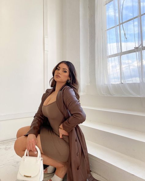 Brown trench coat, leather trench coat, outfit inspo, brown outfits Nazanin Kavari, Trench Coat Dress, Brown Outfit, January 27, Neutral Outfit, Celebrity Makeup, Autumn Photography, Dressy Casual, Celebrity Dresses