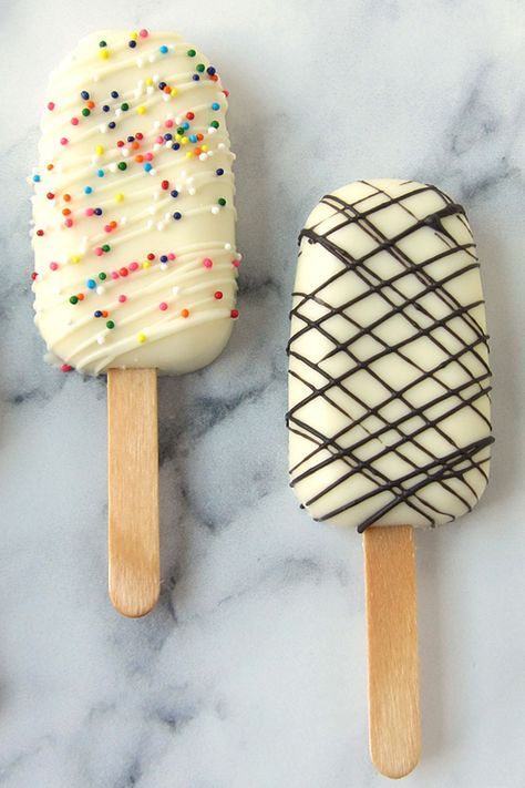 Cakesicles, popsicle shaped cake pops, are fun to make and decorate for any occasion. They are perfect for birthday parties. #cakesicles #cakesicle #cake #cakepops Popsicle Cake Pops, Shaped Cake Pops, Cake Pops Tutorial, Popsicle Cake, Popsicles Cake, Ice Cream Cake Pops, Lolly Cake, Cake Pop Tutorial, Cake Popsicles