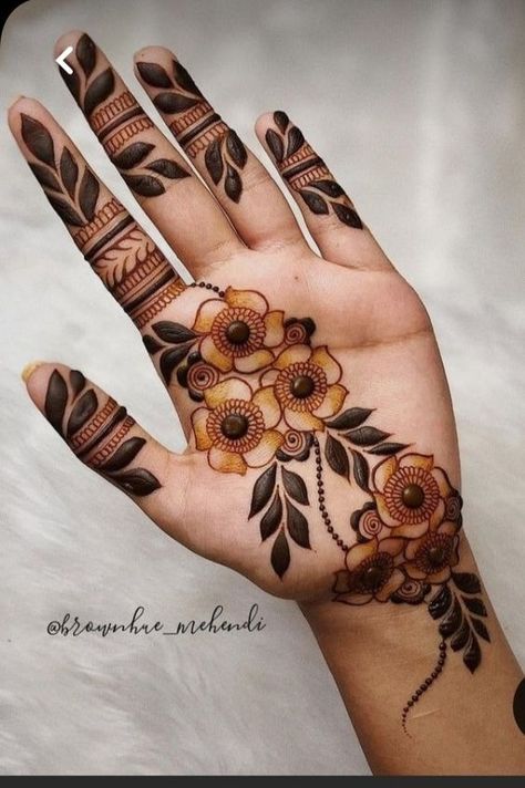 Mehndi Saree, Saree For Bride, Mehndi Clothes, Easy Mehendi Designs, Easy Mehendi, Bride Mehndi, Ramadan Henna, Palm Mehndi, Latest Arabic Mehndi Designs