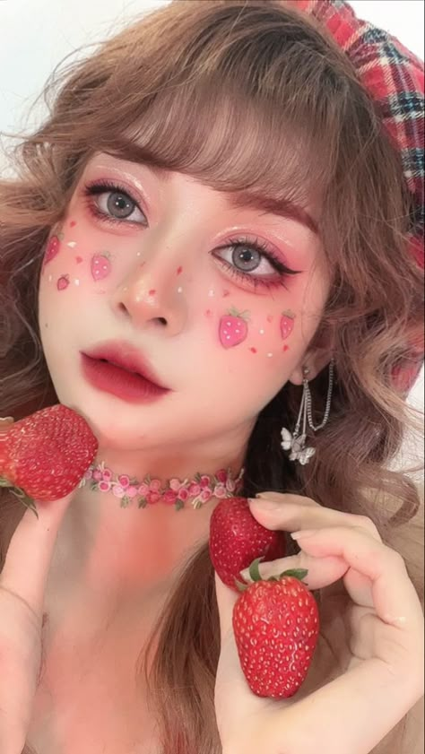 Strawberry Blush Makeup, Kawaii Blush Makeup, Strawberry Themed Makeup, Strawberry Cow Makeup, Strawberry Makeup Look Aesthetic, Strawberry Makeup Aesthetic, Strawberry Eye Makeup, Strawberry Shortcake Makeup, Strawberry Makeup Look