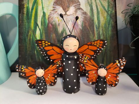 Wooden Peg Animals, Butterfly Peg Doll, Painted Peg Dolls, Fairy Peg Doll, Easter Peg Dolls, Wooden Peg Doll Ideas, Peg People Diy, Peg People Ideas, Peg Doll Ideas