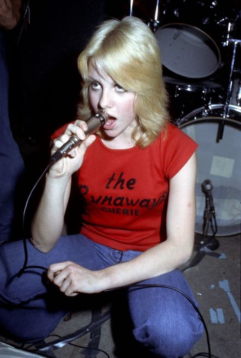 20 Vintage Photographs of a Young and Wild Cherie Currie of The Runaways On Stage in the 1970s ~ vintage everyday Cherrie Currie, Joan Jett The Runaways, Cherie Currie, Lita Ford, The Runaways, Women Of Rock, Riot Grrrl, Joan Jett, Debbie Harry