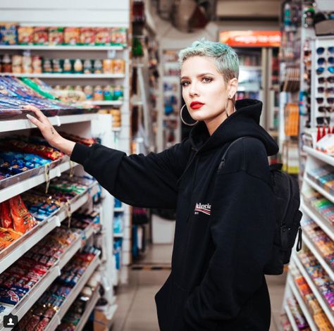 Halsey Short Hair, Unisex Fashion Style, Halsey Hair, Halsey Style, Gender Neutral Outfits, Neutral Outfits, Gender Equality, Halsey, Grunge Hair