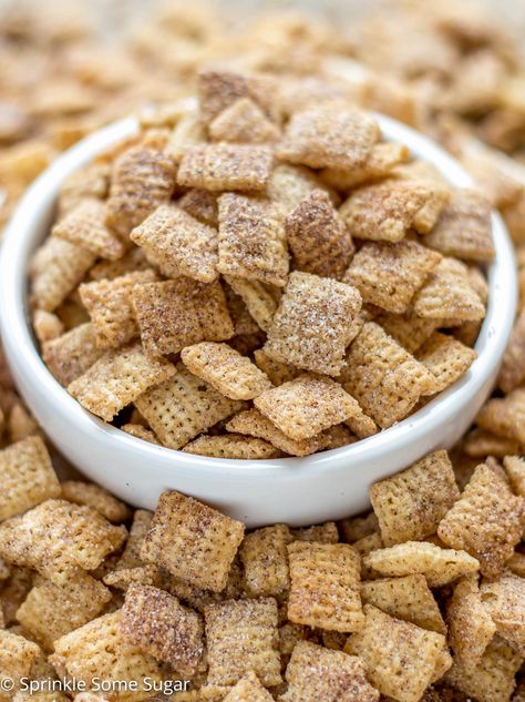 Crunchy rice chex cereal is coated in cinnamon sugar for the easiest and most addicting snack ever created. - Cinnamon Sugar Chex Mix Chex Cereal Recipes, Cinnamon Rice, Cinnamon Chex, Chex Recipes, Puppy Chow Chex Mix Recipe, Crunchy Rice, Cereal Dessert, Rice Chex, Chex Cereal