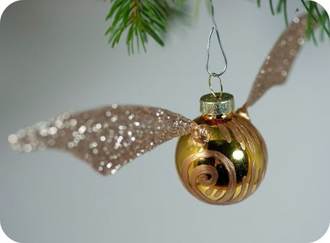 21. Golden Snitch Ornament | 24 Crafts To Totally Geek Out About, Don't wait until Christmas — make a snitch and find a place to hang it NOW! Golden Snitch Ornament, Diy Golden Snitch, Harry Potter Themed Christmas, Harry Potter Weihnachten, Harry Potter Snitch, The Golden Snitch, Harry Potter Christmas Decorations, Harry Potter Ornaments, Cumpleaños Harry Potter