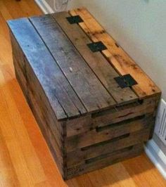 Pallet Trunk, Pallet Chest, Pallet Project, Pallet Decor, Recycled Pallet, Wooden Pallet Projects, Recycled Pallets, Pallet Crafts, Wood Pallet Projects