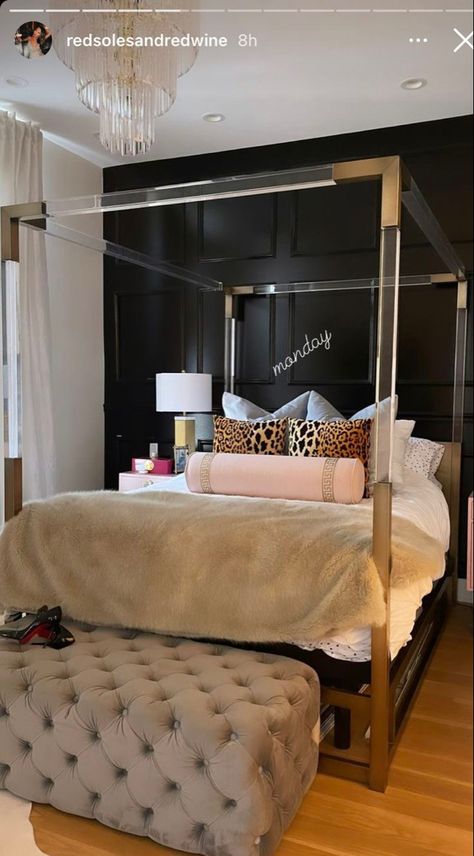 Boujee Room Aesthetic, Green Apartment Decor, Luxe Living Room Decor, Luxury Apartment Aesthetic, Canopy Bedroom Ideas, Boujee Apartment, Decorating Apartment, Girl Apartment Decor, Boujee Aesthetic