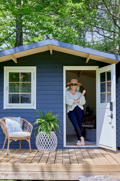 Tiny Pool House, Tiny Cabins Interiors, Backyard Tiny House, Guest House Shed, Shed Guest House, Tiny Guest House, Small Summer House, Tiny Home Living, Tiny Beach House