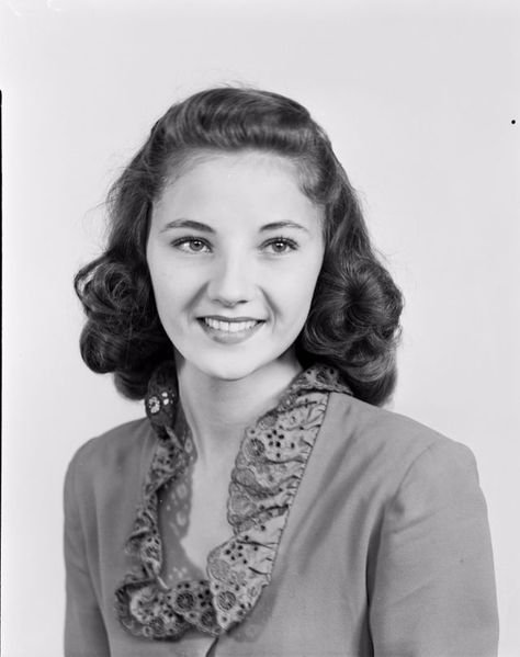 11 Rare Found Photos Capture A Young Beautiful Reporter of The Des Moines Register Interviewing People in 1948 1940 Hairstyles, 40s Hairstyles, 1940s Women, 1940s Woman, Found Photos, 1940s Hairstyles, Fashion Background, Anne Frank, Hairstyles Over 50