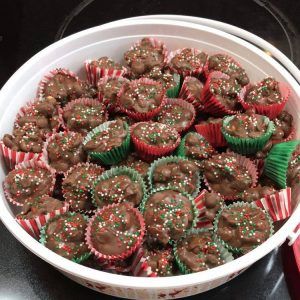 Christmas Crock, Crockpot Christmas, Christmas Candy Easy, Recipe Slow Cooker, Crockpot Candy, Slow Cooker Desserts, Homemade Candies, Semi Sweet Chocolate Chips, Just Cooking