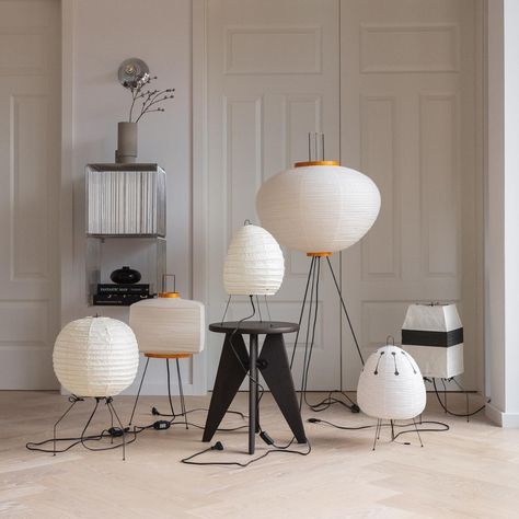 The Akari range was created by Japanese-American designer Isamu Noguchi in 1951. The name Akari translates as "light" - both in the sense of "light" and "lightweight". The lamps are handcrafted using traditional techniques at the family-owned Ozeki workshop in Gifu, Japan. Find your favourite Akari lamp at andlight.com Akari Lamp, Paper Lamps, Isamu Noguchi, Table Haute, Floor Table, Washi Paper, Luminaire Design, Cozy Room, American Design