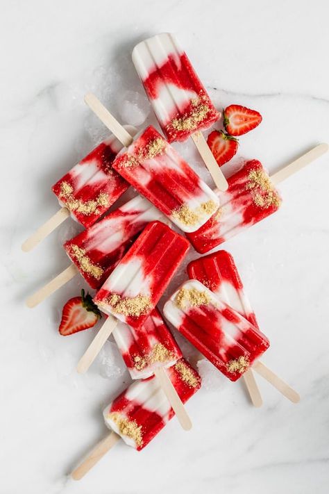 Vegan strawberry cheesecake popsicles Strawberry Cheesecake Popsicles, Vegan Strawberry Cheesecake, Easy Popsicle Recipes, Vegan Popsicles, Cheesecake Popsicles, Healthy Summer Treats, Easy Popsicles, Strawberry Popsicles, Thick Yogurt