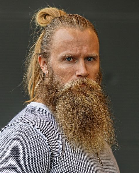 Thor Rosland on Instagram: “It's a Bird... It's a Plane... It's Beardalicious 🤟 See link in BIO ❤️‍🔥 @thebeardstruggle 📸 @kentfotografen #beardalicious…” Short Boxed Beard, Designer Stubble, Beard Styles Shape, Latest Beard Styles, Viking Beard Styles, Ducktail Beard, Beard Images, Short Hair With Beard, Long Beard Styles