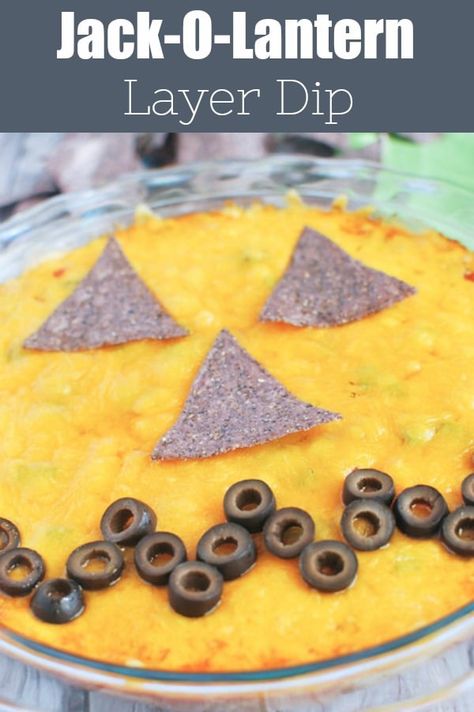 Jack-O-Lantern Layer Dip – how cute for a Halloween party! Layers of refried beans, guacamole, salsa, cheese, and green onions topped with tortilla chips and olives to look like a scary pumpkin! Halloween Dip, Fake Ginger, Guacamole Salsa, Halloween Foods, Birthday Cake Decorating Ideas, Fantastic Recipes, Holiday Sweets, Layer Dip, Easy Party Food