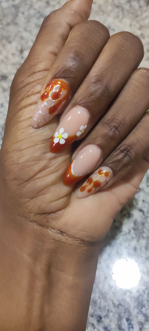 Acrylic short honey and honeycomb design, flowers, brown skin, Honey Themed Nails, Honey Nail Art, Honey Nails Design, Honeycomb Nails, Honey Nails, Bee Nails, Bears Nails, Honeycomb Design, Honey Colour