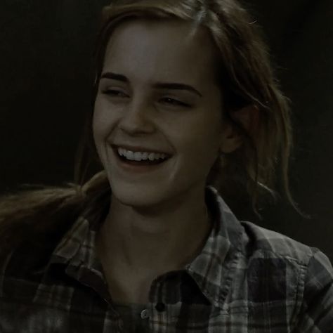 Hermione Granger Deathly Hallows, Hermione Granger Icons, Emma Watson Icons, Halloween Dark Academia, Margot Robbie Movies, Granger Aesthetic, Aesthetic Harry Potter, Hermione Granger Aesthetic, Deathly Hallows Part 2