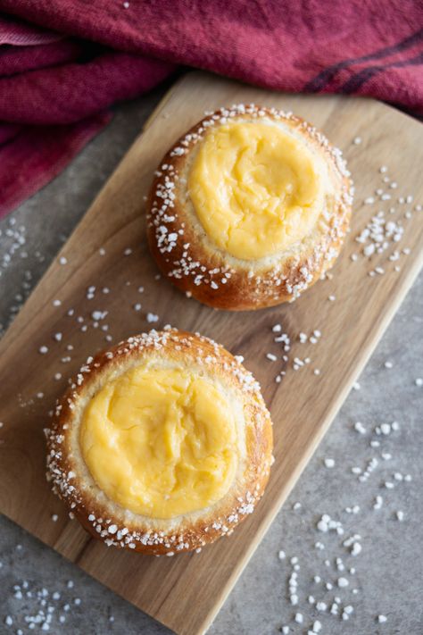 Vanilla Custard Buns Custard Buns, Decadent Food, Yeast Dough, Pearl Sugar, Lemon Custard, Vanilla Recipes, Buns Recipe, Frozen Custard, Fairy Cakes