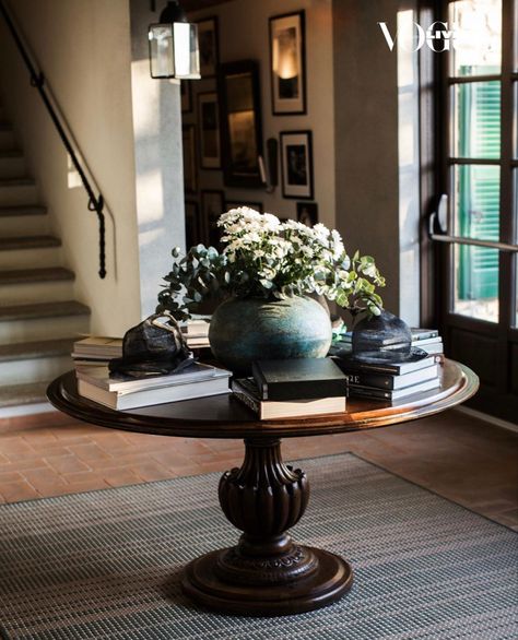 Entrance Ideas Entryway, Entrance Table Decor, Round Entry Table, Diy House Renovations, Entrance Table, Rich Home, Foyer Decorating, Vogue Living, Antique Interior