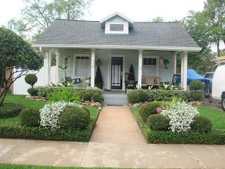 Earth Shattering Gardening: Creating A Florida Cottage Garden Front Yard Cottage Garden, Cottage Front Yard, Garden In Florida, Florida Cottage, Small Front Yard, Landscaping Inspiration, Eco Friendly Garden, Cottage Garden Design, English Cottage Garden