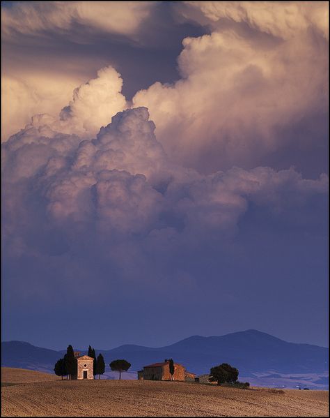 Cappella di Vitaleta. Landscapes Photos, Toscana Italy, Hapkido, Beginner Painting, Tuscany Italy, Jolie Photo, Sky And Clouds, The Hill, Nature Aesthetic