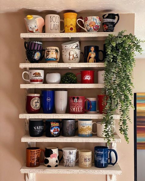 Kitchen Mug Organization, Shelf For Mugs, Mug Shelf Ideas, Display Mugs In Kitchen, Coffee Mugs Display, Kitchen Mug Display, Coffee Mug Display Shelf, Mugs Display Ideas, Cup Shelf Display