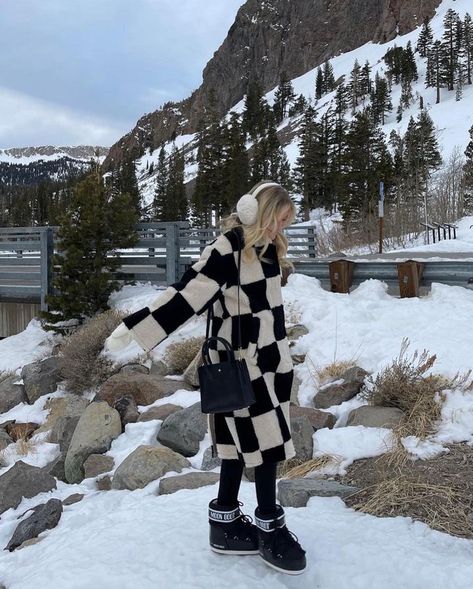 KARSEN KIMBALL (@karsenkimball) • Instagram photos and videos Snow Shoes Outfit, Short Moon Boots Outfit, Moonboot Outfit Ideas, Short Moon Boots, Moonboot Outfit, Moon Boots Outfit, Winter Nyc, Winter Outfits Snow, Winter Neutral