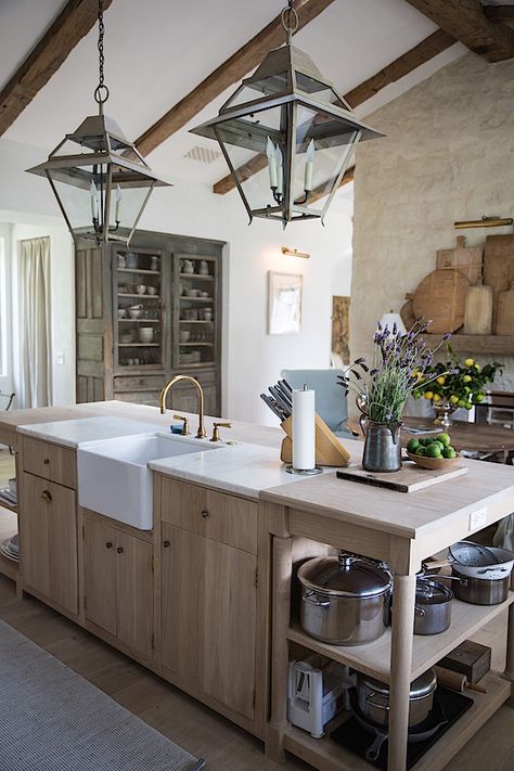 At Home with Susanna Salk and Brooke & Steve Giannetti on Patina Farm - Quintessence French Kitchen Design, Island Sink, Patina Farm, Rustic Country Kitchens, Country Kitchen Designs, French Country Kitchens, Interior Vintage, Farm Kitchen, Country Kitchen Decor