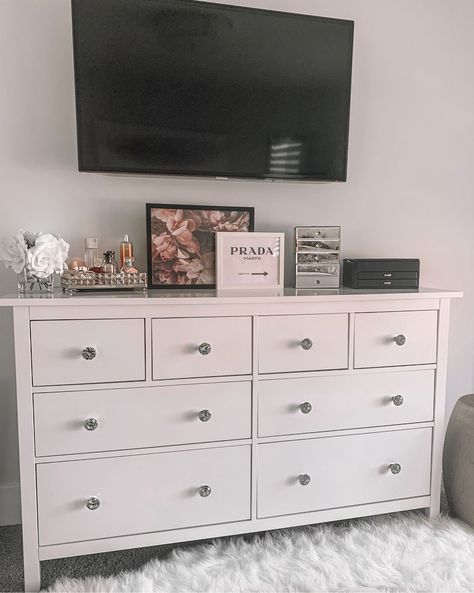 Tv Dresser Decor Bedroom, Room Ideas With Dresser, Black And White Dresser Decor, Bedrooms With Dressers, Cute Tv Stand Ideas Bedrooms, Tv And Dresser Bedroom, Cute Dressers Bedroom, Dresser Inspo Bedroom, Cute Dressers For Bedroom