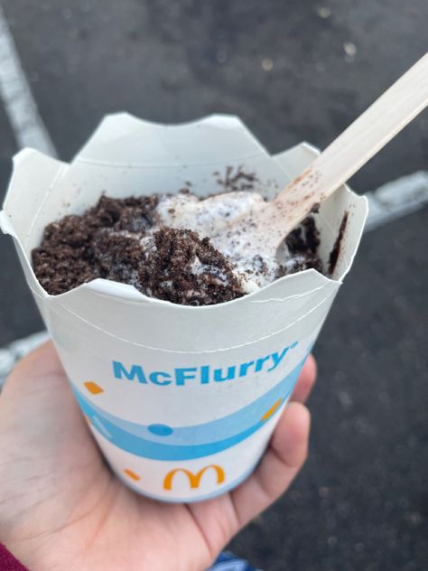 McFlurry Ice cream Oreo How To Make Oreo Mcflurry, Mc Flurry Mcdonald's, Oreo Mcflurry Cake, Mc Flurry Oreo Aesthetic, Mcflurry Oreo Aesthetic, Mc Flurry, Mouse Cookies, Minnie Mouse Cookies, Food Therapy