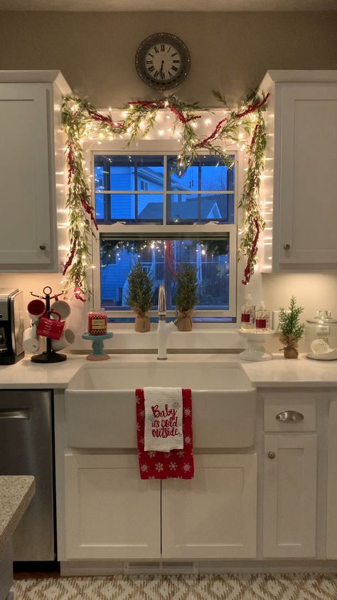 Christmas Decorations Apartment, America Ferrera, Cozy Christmas Decor, Christmas Apartment, Christmas Decor Inspiration, Christmas Kitchen Decor, Christmas Themes Decorations, Christmas Decorations Living Room, Christmas Room Decor