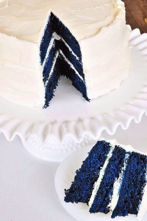 Blue Velvet Cake Recipe...more like UK cake!! Blue Velvet Cake, Blue Velvet Cakes, Kek Lapis, Cakes To Make, Velvet Cake Recipes, Köstliche Desserts, Party Desserts, Velvet Cake, Sugar Rush