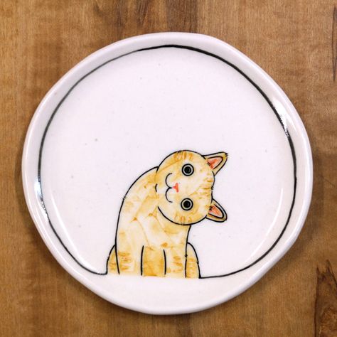 Ceramic Painting Animals, Pottery Ideas Plates, Cat Pottery Painting, Plate Painting Ideas, Cute Kitchenware, Making Ceramics, Jae Suk, Ceramic Cafe, Diy Pottery Painting