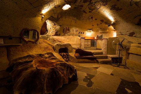 Case Sotterranee, Hidden Tv Cabinet, Blue Mountains Australia, Passive Solar Design, Cave Home, Secret House, Solar Design, Underground Homes, Cave House