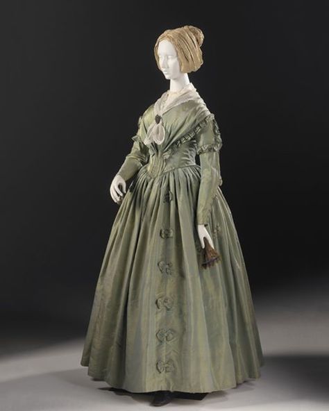 Day dress  1840s, America or England  Changeant silk taffeta  Phoenix Art Museum 1840s Day Dress, 1840 Dress, 1840s Dress, Phoenix Art Museum, 1800s Fashion, Phoenix Art, Period Dress, 19th Century Fashion, Century Clothing