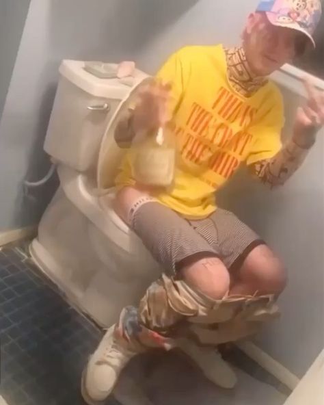 Lil Peep on Instagram: “Peep on the toilet 😂😂���🖤 • •  #peep #lilpeep #lilpeep4ever #riplilpeep #gothboiclique #hellboy #crybaby #gustavahr #lilbopeep #cowys2…” Hellboy Tattoo, Lil Peep Lyrics, Lil Peep Hellboy, Goth Boy, Little Bo Peep, Musica Rock, Bo Peep, Loving U