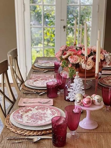 Christmas Dining Room Decor, Pink Dining Rooms, Pink China, Christmas Dining Room, Dining Room Decor Ideas, Cozy Christmas Decor, Brunch Table, Christmas Dinner Table, Table Setting Decor