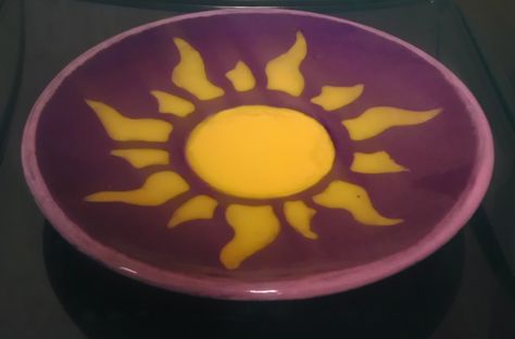 Sun Ceramic Bowl, Disney Pottery Painting Ideas Easy, What To Paint At Pottery Place, Trippy Pottery Painting, Sun Pottery Painting Ideas, Painted Clay Bowls, Painting Ideas On Clay, Rapunzel Pottery, Painting On A Plate