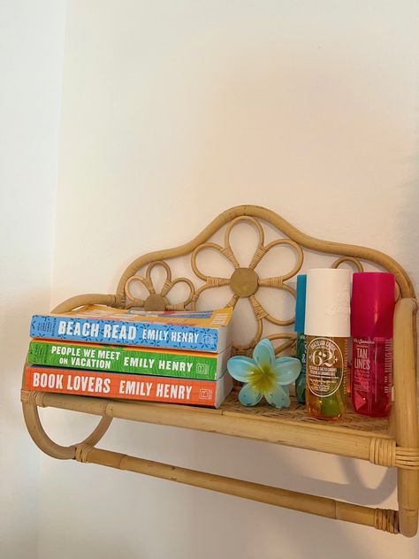 Colorful Beachy Aesthetic, Cute Beachy Bedroom Ideas, Room Ideas Bedroom Beach, Beach Dorm Decor, Cute Beachy Room Decor, Beachy Room Decor Aesthetic, Beachy Room Posters, Beach Room Inspiration, Ocean Room Ideas Bedrooms