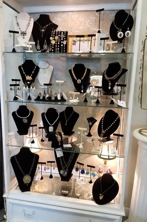 Christine Wallace... "Honoring Life Through Jewelry": Beautiful Gemstones... Boutique Jewelry Display, Chain Display, Jewellery Displays, Jewelry Store Displays, Jewelry Store Interior, Locket Design, Jewelry Store Design, Christmas Sparkle, Store Design Boutique