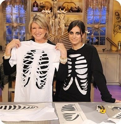 Get Martha Stewart's DIY instructions and create your own skeleton T-shirt. So cool you might want to wear it all year long.  Source: Martha Stewart Diy Skeleton, Face Mas, Halloween Fest, Diy Kostüm, Hallowen Costume, Skeleton Costume, Halloween Recipe, Crafts Halloween, Wallpaper Halloween