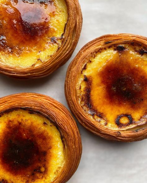 Chocolate, hazelnut & caramel danishes. Chocolate & praline mousse topped with toasted hazelnuts and powdered caramel before being baked… | Instagram Praline Mousse, Croissant Pastry, Gourmet Food Plating, Pastry Design, Brulee Recipe, Strawberry Glaze, Oat Crumble, Danish Pastry, Milk Bread