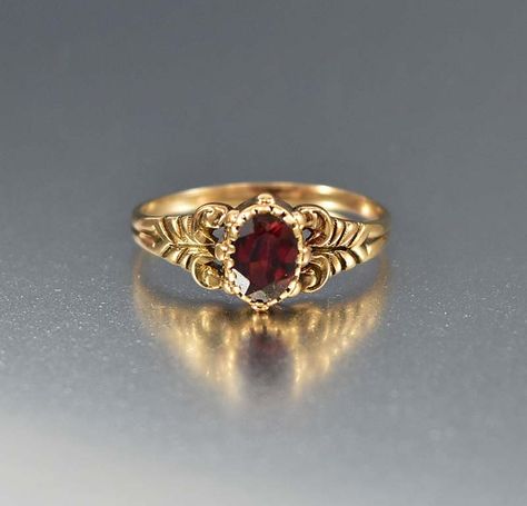 Gold Garnet Ring, Jewelry Hacks, Antique Jewellery Online, Gold Finger Rings, Antique Jewellery Designs, Gold Jewelry Stores, Gold Rings Fashion, Gold Rings Jewelry, Gold Ring Designs