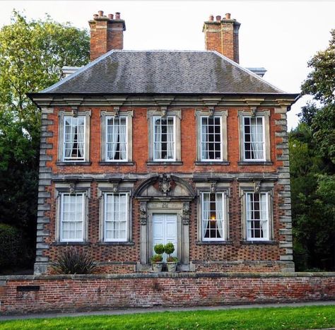 The Latin House, Risley, Derbyshire, built 1706 for Elizabeth Grey of Risley Hall as a school house ~ #nowthatsaschoolhouse ~ #englisharchitecture #architectureofengland ~ #queenannearchitecture #englishbaroque #baroque #baroquearchitecture #architecture ~ #thelatinhouse #latinhouserisley ~ #photographer @nicholas.keeble Manor Floor Plan, Georgian Houses, Georgian Style Homes, English Houses, Old Mansion, Georgian Architecture, Cottage Style Homes, White Windows, Georgian Homes