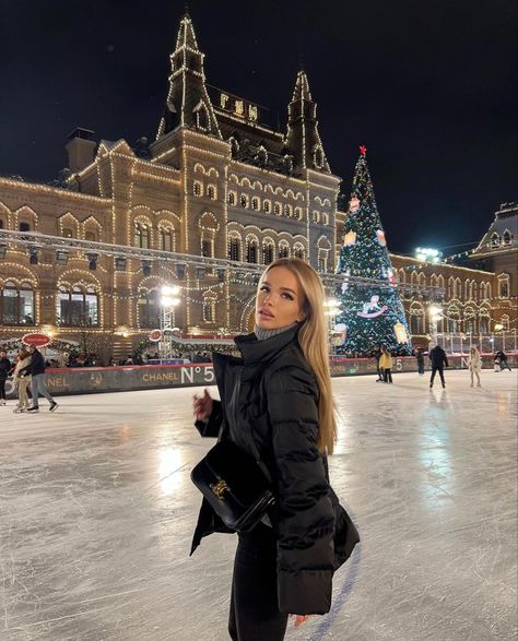 Vienna Christmas Outfit, London Christmas Photo Ideas, Moscow Outfit, Wien Christmas, Vienna Outfit, Poses Christmas, Cold Pics, Budapest Winter, Vienna Winter