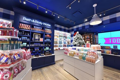 Bath and body works #bathandbodyworks #imvu #mall #bathtime #store Corner Bath, Store Design Boutique, Scented Lotion, Aesthetic Stores, Candle Studio, Candle Store, Body Care Products, Charm School, Store Design Interior