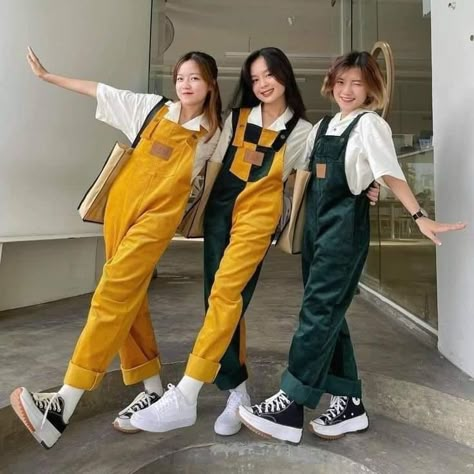 Photo Poses With Friends Group, 3 Person Poses Friends, Trio Poses Reference Friends, Trio Photo Poses, 2 Friends Pose, Group Of 3 Poses, Three Person Poses, Trio Photoshoot, Trio Poses